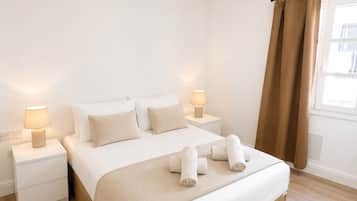 Tabla de planchar con plancha, cuna de viaje, wifi y ropa de cama