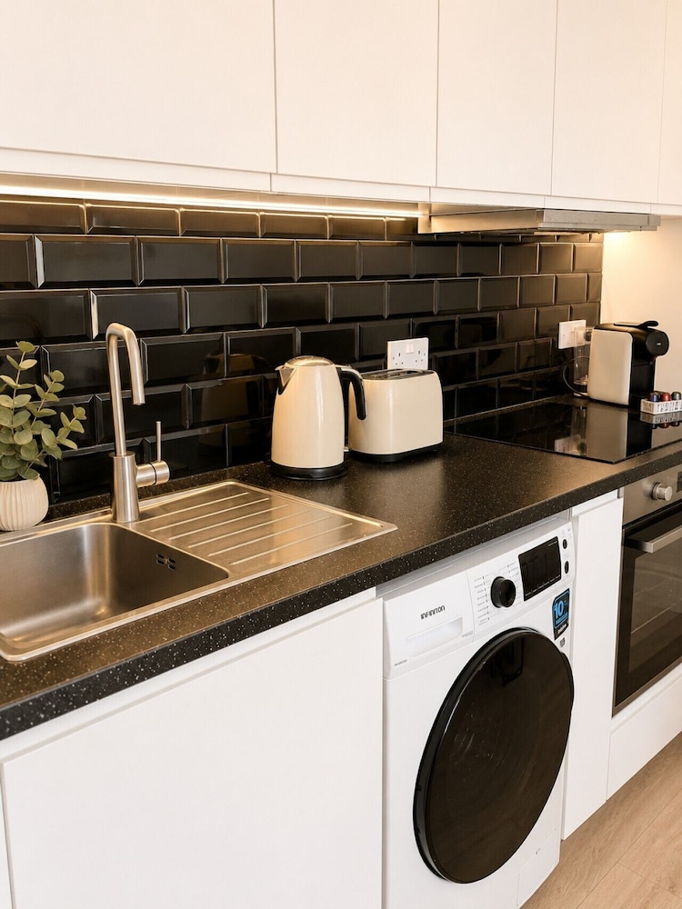 Deluxe Two Bedroom with Balcony - Grand Central House photo 3