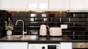 Coffee/tea maker, fridge, microwave, oven