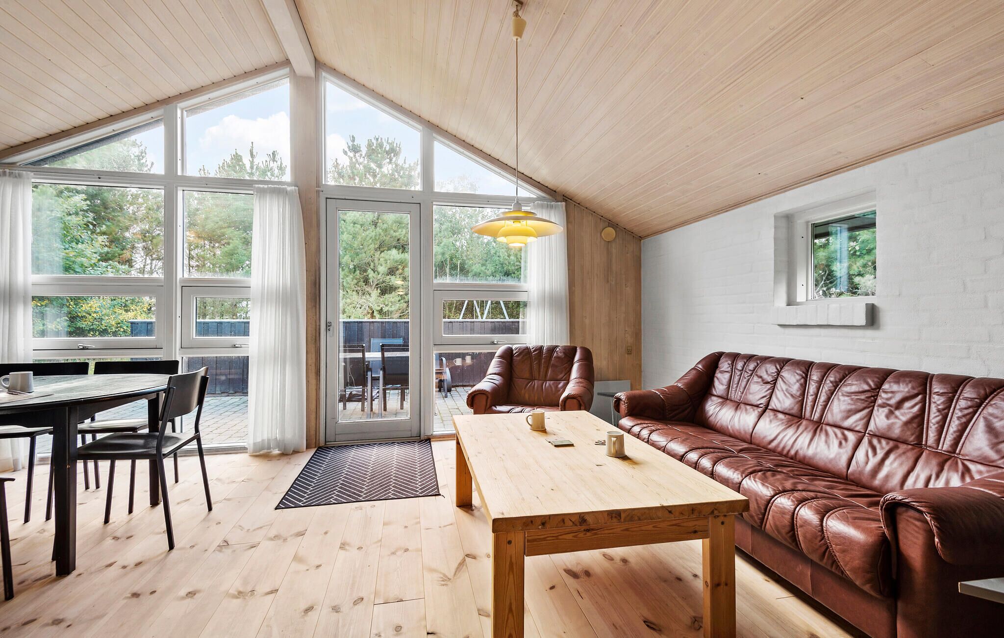 Televisión, chimenea y estéreo 