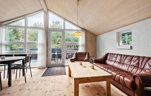 TV, fireplace, stereo - Nice home in Blåvand with sauna (Blåvand)
