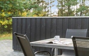 Outdoor dining - Nice home in Blåvand with sauna (Blåvand)