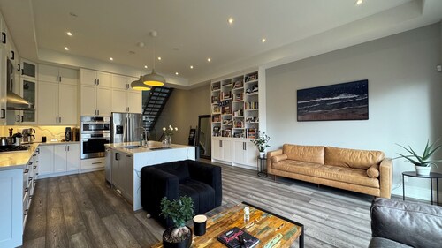 Modern, Contemporary, New Build 3 Story, 3 Bedroom / 4 Bathroom Home W Hot Tub