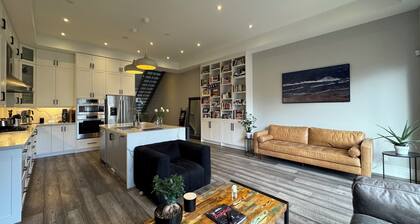 Modern, Contemporary, New Build 3 Story, 3 Bedroom / 4 Bathroom Home W Hot Tub