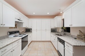 冷蔵庫、電子レンジ、オーブン、コンロ