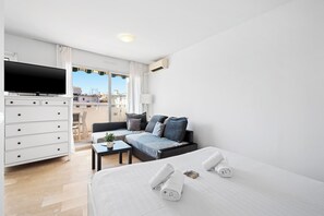 Iron/ironing board, WiFi, bed sheets - Studio Velasquez - Welkeys (Cannes)