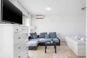 Iron/ironing board, WiFi, bed sheets - Studio Velasquez - Welkeys (Cannes)