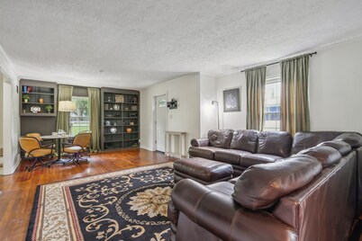 Meridian Hills Woodland View - King Bed Sleeps 10. Minutes from Broad Ripple!