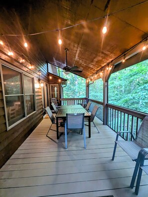 Outdoor dining - Legacy Lodge Cabin- Near Helen,GA Private Hot Tub,screened deck,Helen Christmas (Sautee Nacoochee)