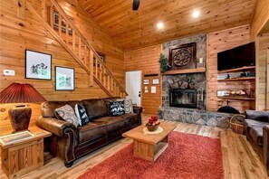 Smart TV, fireplace, DVD player - Legacy Lodge Cabin- Near Helen,GA Private Hot Tub,screened deck,Helen Christmas (Sautee Nacoochee)