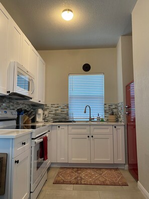 Fridge, microwave, oven, stovetop - Frida's Tiny Home (San Antonio)