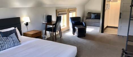 Standard Room, 1 King Bed, Non Smoking, Private Bathroom | 1 bedroom, hypo-allergenic bedding, individually decorated