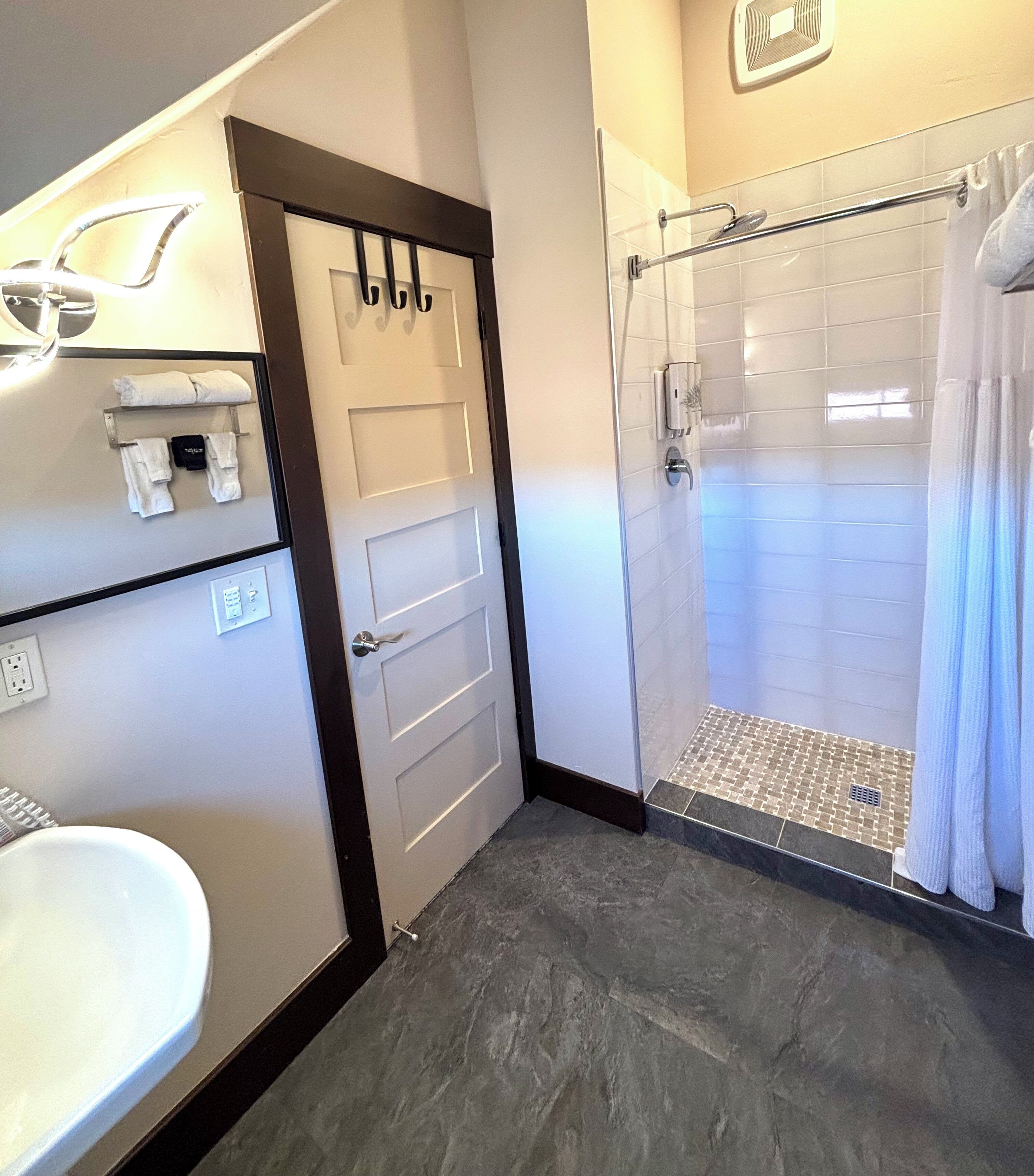 Standard Room, 1 King Bed, Non Smoking, Private Bathroom | Bathroom | Shower, rainfall showerhead, hair dryer, towels