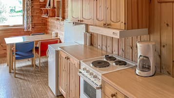 Fridge, oven, stovetop, coffee/tea maker