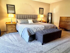 4 bedrooms, desk, iron/ironing board, travel cot - Red Rocks, Family Friendly Yard & Cul-de-sac, Chefs Kitchen to Host the Holidays (Lakewood)