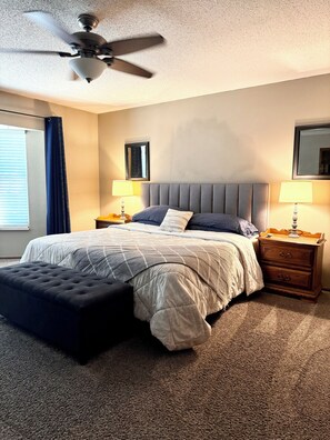 4 bedrooms, desk, iron/ironing board, travel cot - Red Rocks, Family Friendly Yard & Cul-de-sac, Chefs Kitchen to Host the Holidays (Lakewood)