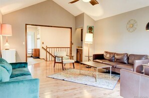 Smart TV, books, computer monitors, printers - Red Rocks, Family Friendly Yard & Cul-de-sac, Chefs Kitchen to Host the Holidays (Lakewood)