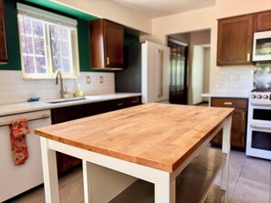 Fridge, microwave, oven, stovetop - Red Rocks, Family Friendly Yard & Cul-de-sac, Chefs Kitchen to Host the Holidays (Lakewood)