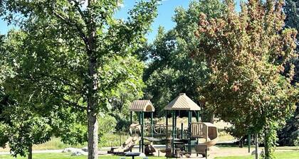 Red Rocks, Family Friendly Yard & Cul-de-sac, Chefs Kitchen to Host the Holidays