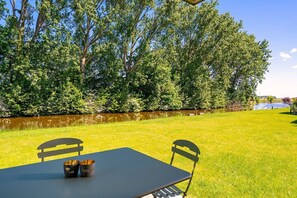 Outdoor dining - Sielkieker - Neue 72qm Ferienwohnung für 4 Personen mit Terrasse Direkt am Wasser (Krummhörn)