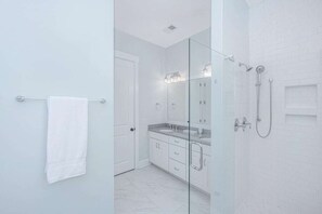 تجهيزات دش، مجففات شعر، مناشف، شامبو