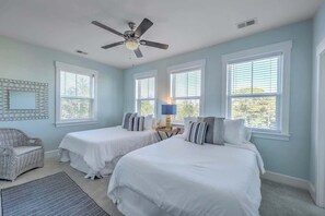 3 bedrooms, desk, iron/ironing board, WiFi - Luxury Coastal Townhome Near Sullivan's Island (Mount Pleasant)