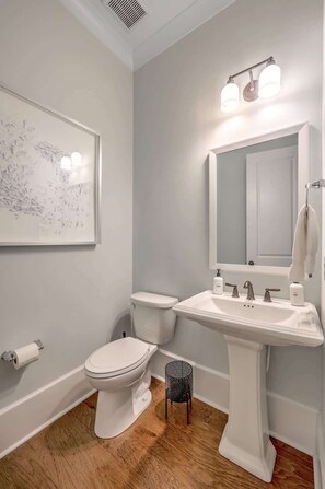 Hair dryer, towels, soap, shampoo - Luxury Coastal Townhome Near Sullivan's Island (Mount Pleasant)