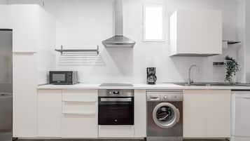 Frigorífico, microondas, horno y lavavajillas