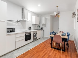 Fridge, microwave, oven, dishwasher - Sol Apartment IV - In the center of Madrid (Madrid)