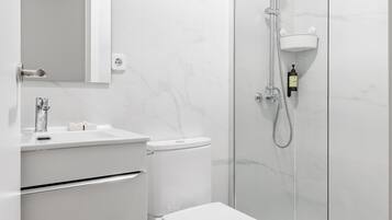 Regadera, secadora de cabello, toallas, jabón