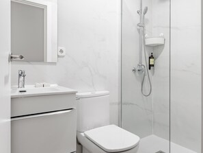 Dusj, hårføner, håndklær og såpe