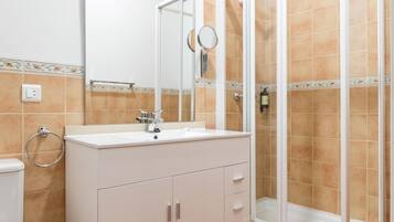 Regadera, secadora de cabello, toallas, jabón