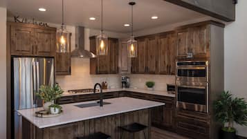 Refrigerador, microondas, horno y parrilla de estufa