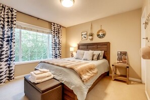 5 bedrooms, desk, iron/ironing board, travel cot