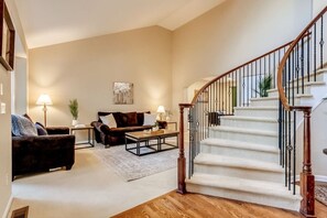 Televisión, chimenea y oficina