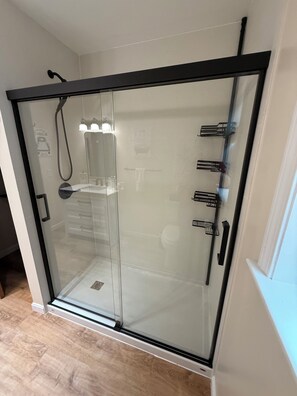 Een douche, een haardroger, handdoeken, zeep