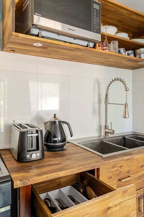 Kylskåp, mikrovågsugn, ugn och spishäll