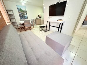 Classic Apartment, 3 Bedrooms, Kitchen, City View | Living area | 32-inch TV with cable channels, streaming services -  Torre Federacion 201 Zona Centro Guadalajara (Guadalajara)