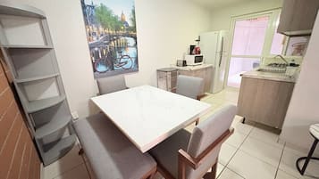 Appartement Classique, 3 chambres, cuisine, vue ville | Coin séjour