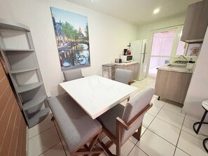 Departamento clásico, 3 habitaciones, cocina, vista a la ciudad | Área de sala de estar | Televisión de 32 pulgadas con canales por cable 