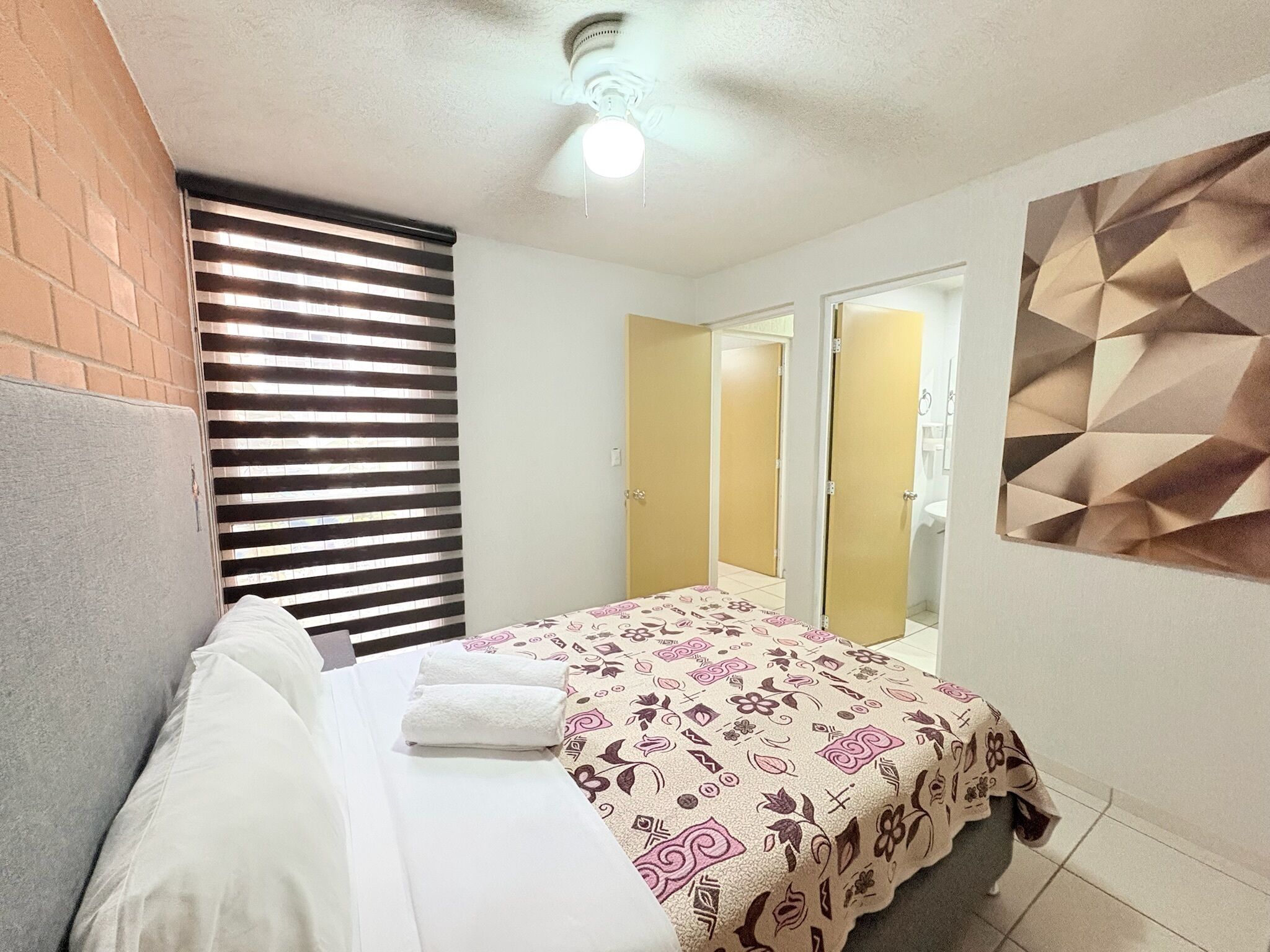 Lägenhet Classic - 3 sovrum - kök - utsikt mot staden | 3 sovrum, duntäcken, individuell inredning och unika möbler