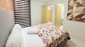 A hotel room with a bed, a window with blinds, a ceiling fan, and a geometric wall decoration. -  Torre Federacion 201 Zona Centro Guadalajara (Guadalajara)