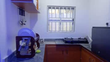 Cooktop, chaleira elétrica, talheres/pratos/utensílios de cozinha