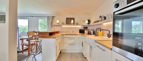 Kylskåp, mikrovågsugn, ugn och spishäll