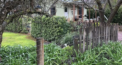 Henry's Cottage Penola: Charming cottage, AC, fire pit, wifi, BBQ, pet friendly