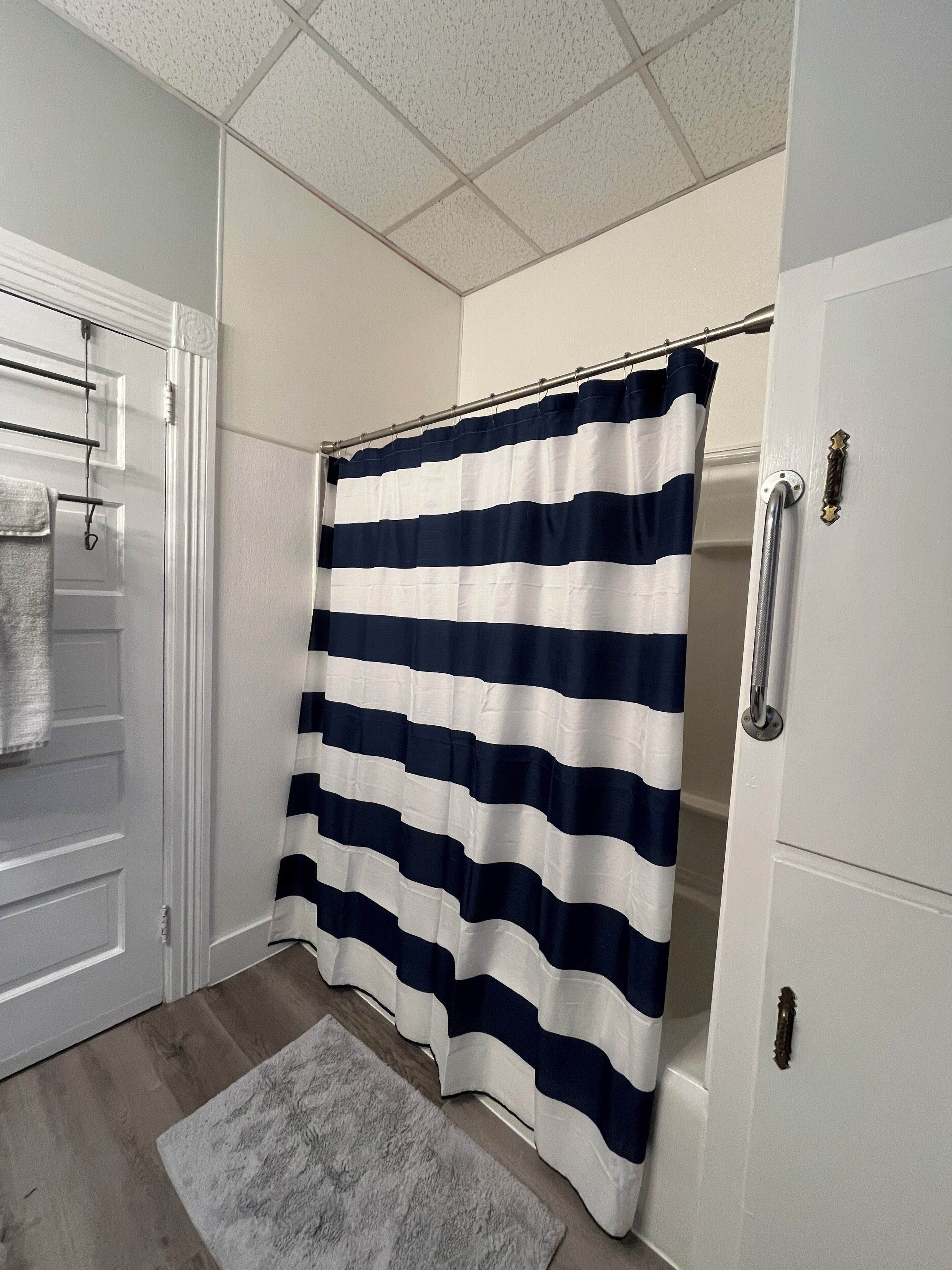 Serviettes fournies, savon, shampoing, papier toilette