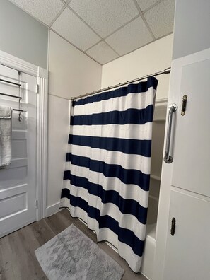 Serviettes fournies, savon, shampooing, papier de toilette