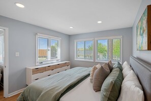 4 bedrooms, iron/ironing board, free WiFi, bed sheets - Sunset Cottages by SoCharm | Intimate Lake Getaway (Sherrills Ford)