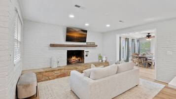 Smart TV, fireplace