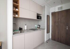 Kühlschrank, Mikrowelle, Herdplatte, Geschirrspüler